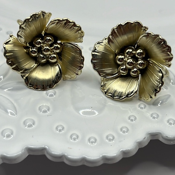 Vintage Gold Screw Back Floral Earrings. - Picture 1 of 6